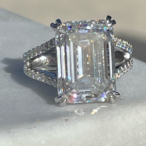10ct Platinum “Queen” Ring - Emerald Cut - Picture 4 of 17